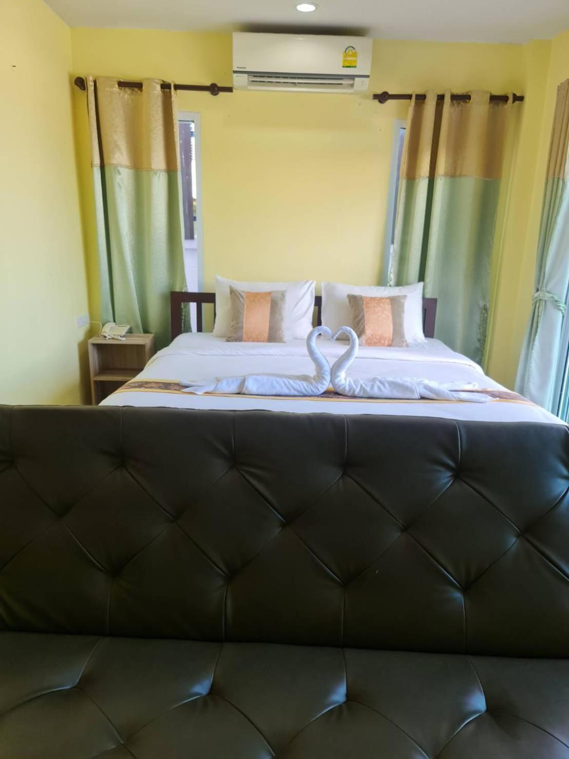 Hotel Chom By The Sea Ao Nam Mao Esterno foto