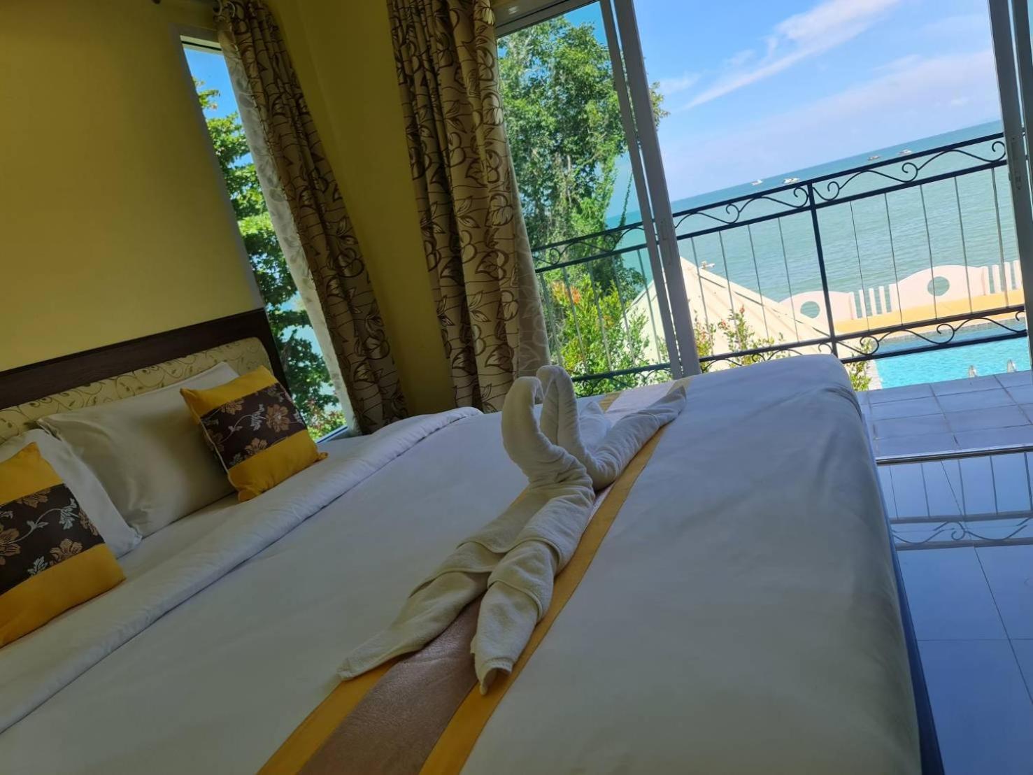 Hotel Chom By The Sea Ao Nam Mao Esterno foto